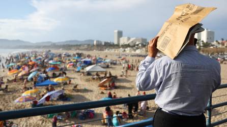 Los californianos se refugian en las playas del calor extremo que azota el oeste de Estados Unidos.