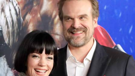 Lily Allen y David Harbour.