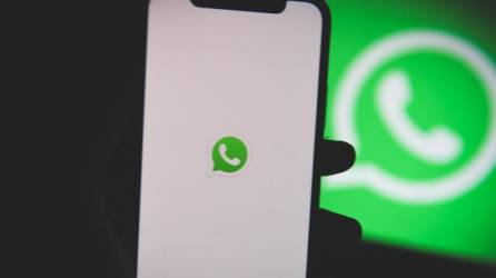 El director de WhatsApp negó que haya planes de introducir anuncios después de que un informe sugiriera que los equipos de la empresa matriz Meta han estado discutiendo un plan para monetizar el servicio de mensajería