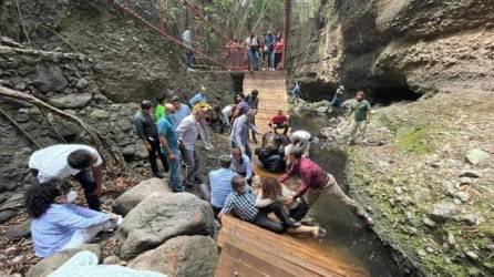 Decenas de personas resultaron lesionadas tras la caída de un puente colgante en Cuernavaca.