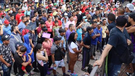 Los migrantes centroamericanos y venezolanos piden seguridad a las autoridades mexicanas para trasladarse desde Tapachula hacia la frontera con EEUU.