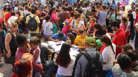 Migrantes permanecen en un parque público a la espera de arreglar su situación migratoria, hoy en la Ciudad de Tapachula en el estado de Chiapas (México)