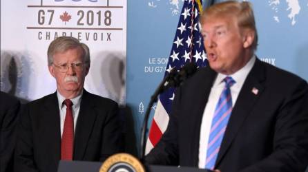 Bolton fue asesor de seguridad nacional durante la administración de Trump, pero fue despedido por su respaldo a una intervención militar en Venezuela y a bombardeos en Irán y Corea del Norte.