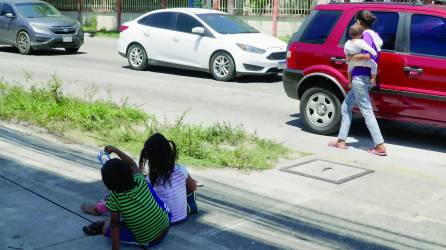 <b>Cientos de niños y mujeres se ven en la calles pidiendo dinero para poder sobrevivir. </b>