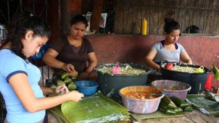 Las nietas y las hijas de Emerita Reyes preparan los tamales todos los años en el negocio familiar “Tamales La Uno”. fotos: Franklyn muñoz
