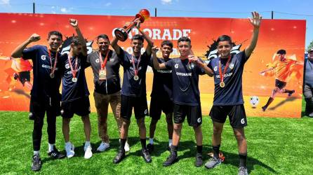 Momento donde los muchachos de Honduras alzaban el trofeo que los acredita como campeones del torneo 5v5 de Gatorade,