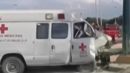 Video: Accidente de ambulancia deja un muerto y médico heridos