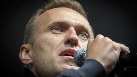 Envenenado, encarcelado, condenado y muerto en prisión. Alexéi Navalni pagó con su vida su lucha contra el presidente ruso Vladimir Putin, denunciando sin tregua la represión y la corrupción de su régimen, así como el asalto que lanzó contra Ucrania.