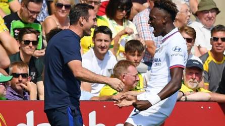 El técnico del Chelsea, Frank Lampard, celebrando uno de los goles con la figura del partido Tammy Abraham. Foto AFP