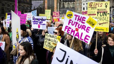 Mujeres marchan en todo el mundo en defensa de sus derechos.