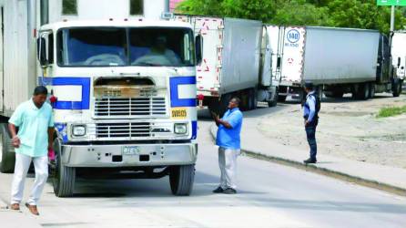 Los transportistas de carga empiezan a sentir el impacto de la aplicación de visas, al no poder ingresar a Honduras.