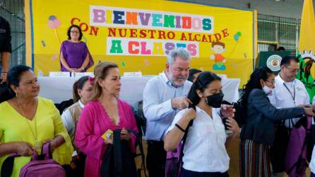 <b><span class=mln_uppercase_mln>acto.</span></b> El alcalde Contreras junto a su esposa Zoila entregan mochilas.