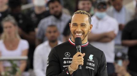 Lewis Hamilton, en su visita a la Expo de Dubái. Foto AFP.