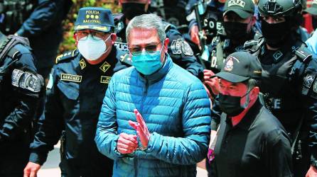 El exgobernante hondureño cuando era trasladado de los Cobras a la base aérea Hernán Acosta Mejía el jueves 21 de abril.