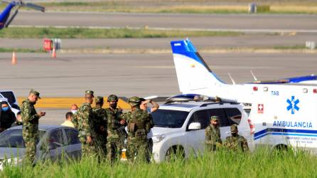 Militares resguardan el aeropuerto de Cúcuta tras los ataques terroristas registrados este martes.