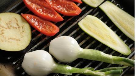 Los vegetales adquieren sabores sensacionales cuando se cocinan a fuego bajo en la parrilla.