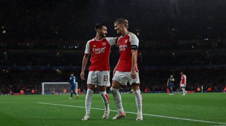 Arsenal propina goleada en su regreso a la Champions League