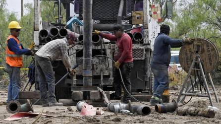 Las autoridades mexicanas trabajan en el rescate de diez obreros atrapados en una mina inundada desde hace tres semanas.