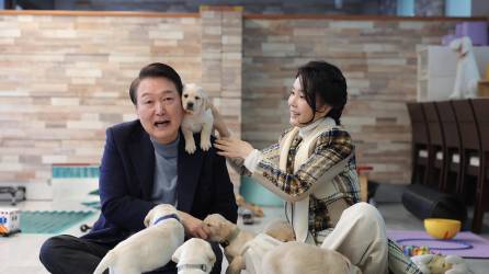El Presidente Yoon Suk Yeol y Kim Keon Hee, que apoya el veto a la carne de perro para consumo humano.