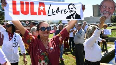 Una simpatizante de Lula pide su liberación en Brasilia. AFP