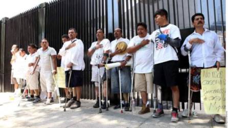 Grupo de hondureños indocumentados que fueron discapacitados por 'La Bestía'.