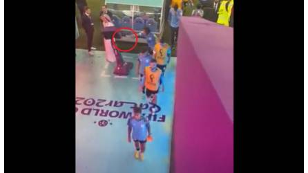 Video: Cavani rompe pantalla de VAR tras eliminación de Qatar