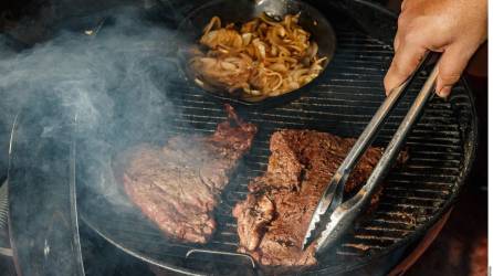 Hay marcas que tienen asador de gas y cuentan con el aditamento para rostizar, ahumar y a un costado se puede calentar un guiso.