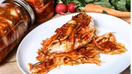 El kimchi es un clásico de las cocinas coreanas. Descubre los innumerables beneficios que brinda para tu salud.