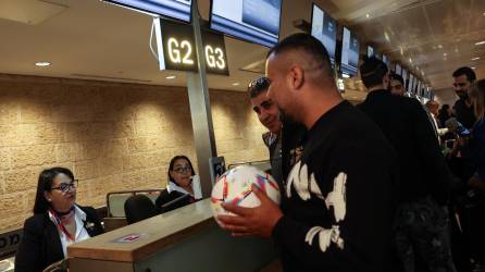 Fanáticos israelíes se preparan para salir en el primer vuelo directo hacia Catar para asistir a los partidos del mundial.