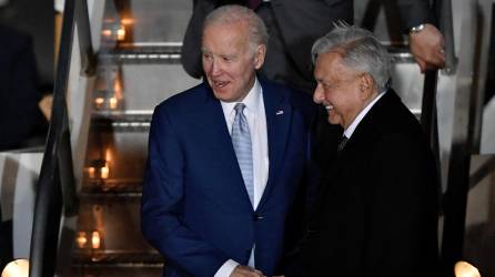 López Obrador dio la bienvenida a Biden en el aeropuerto de la capital mexicana la noche del domingo.