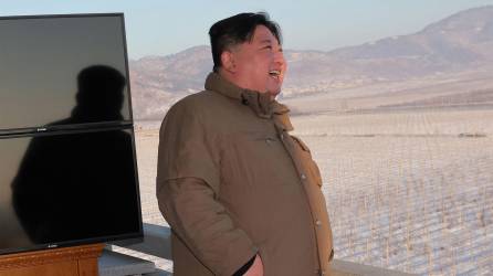 El líder norcoreano Kim Jong Un supervisó el lanzamiento de un misil intercontinental con capacidad de alcanzar territorio estadounidense.