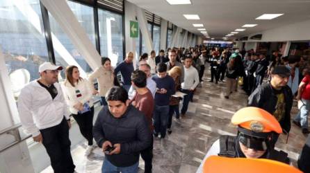 Personas hacen fila para poder ejercer su voto en México. Foto: Reforma