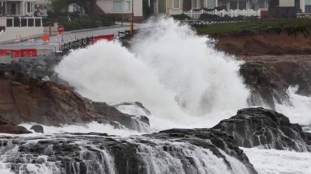 SANTA CRUZ, CALIFORNIA - JANUARY 11: Pacific Ocean waves break near homes on January 11, 2023 in Santa Cruz, California. The San Francisco Bay Area and much of Northern California continues to get drenched by powerful atmospheric river events that have brought high winds and flooding rains. The storms have toppled trees, flooded roads and cut power to tens of thousands. Storms are lined up over the Pacific Ocean and are expected to bring more rain and wind through the end of the week. Mario Tama/Getty Images/AFP (Photo by MARIO TAMA / GETTY IMAGES NORTH AMERICA / Getty Images via AFP)