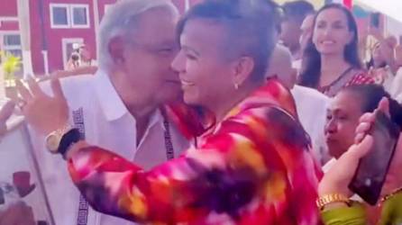 AMLO se refirió a la<b> diputada</b> trans de su partido, Salma Luévano, como “un señor vestido de mujer”.