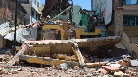 Varios edificios se derrumbaron en Ecuador tras el potente sismo que sacudió el país el pasado sábado.
