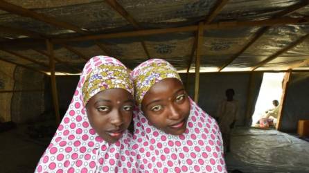 Dos nigerianas refugidas en Chad para escapar de Boko Haram. La ONU calcula que unas 14,000 personas cruzaron la frontera pra huir de la violencia y los secuestros de los terroristas.