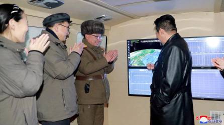 Kim Jong Un supervisó personalmente el lanzamiento de un misil hipersónico acompañado de los generales norcoreanos y su hermana.