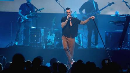 El guitarrista Mickey Madden, el cantante Adam Levine y el bajista Sam Farrar de Maroon 5 actúan durante el evento organizado por la Fundación Shaquille O’Neal en el MGM Grand Garden Arena.