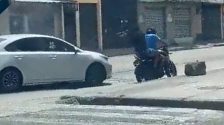 Video del momento en que sicarios disparan a conductor de carro