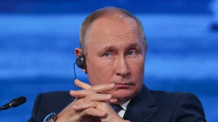 Putin advierte al G7 no imponer límite de precios al combustible ruso.