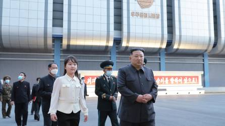 El líder norcoreano Kim Jong Un y su hija Ju Ae durante una visita a la la Administración de Desarrollo Aeroespacial Nacional en Pyongyang.