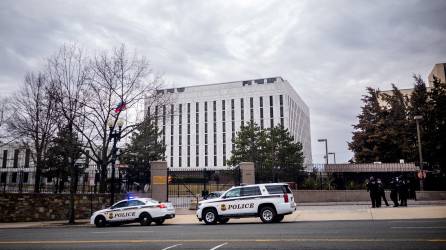 La policía estadounidense custodia la embajada rusa en Estados Unidos tras el ataque ordenado por Putin a Ucrania.