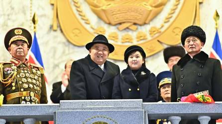 Lo que más cautivó la atención en el reciente desfile militar de Corea del Norte no fueron los misiles nucleares, los soldados o los generales con medallas sino una niña de 10 años. Junto al líder del país, Kim Jong Un, apareció la niña que probablemente sea <b>Ju</b> <b>Ae</b>, la segunda hija de Kim