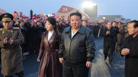 Medios estatales norcoreanos se refirieron este fin de semana a la hija adolescente del líder <b>Kim</b> <b>Jong</b> Un como una “gran guía”, un término que apunta a un posible estatus de sucesora al frente del régimen, según analistas.
