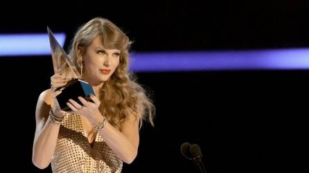 La cantante Taylor Swift acepta el premio de Artista del Año, el galardón más codiciado de la noche.