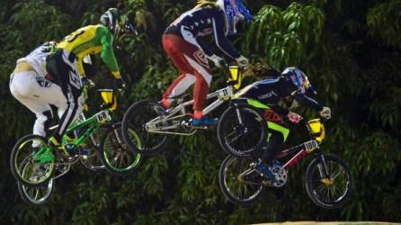 Un grupo femenino de ciclistas “vuela” con sus bicicletas durante la carrera de ciclismo BMX del Campeonato Mundial 2016 Medellín, de mujeres, en un tramo del departamento de Antioquia, Colombia. Foto AFP/Raúl Arboleda