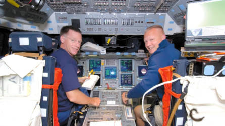 GIR06. ESPACIO, 10/07/2011.- Fotografía cedida por la NASA T.V. en la que aparecen los astronautas Doug Hurley (d), piloto de la misión STS-135, y Chris Ferguson (i), en el puesto de mando del Transbordador Atlantis durante el segundo día de misión en la órbita terrestre. Atlantis, en su viaje final, se acopló hoy, domingo 10 de julio de 2011, a la Estación Espacial Internacional (EEI), en una última misión de 12 días que cerrará la era de los transbordadores. EFE/Cortesía NASA TV/MEJOR CALIDAD DISPONIBLE/SOLO USO EDITORIAL