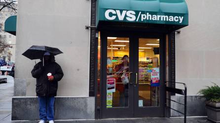 CVS ha comenzado a limitar la venta del plan B tras el fallo del Supremo sobre el aborto.