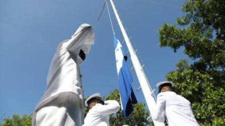 En la ceremonia fue izada a media asta la bandera nacional de Honduras.