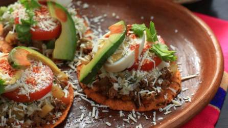 La tortilla de maíz es un pilar fundamental en la dieta de los hondureños, consumida con frecuencia en el desayuno, almuerzo y cena.